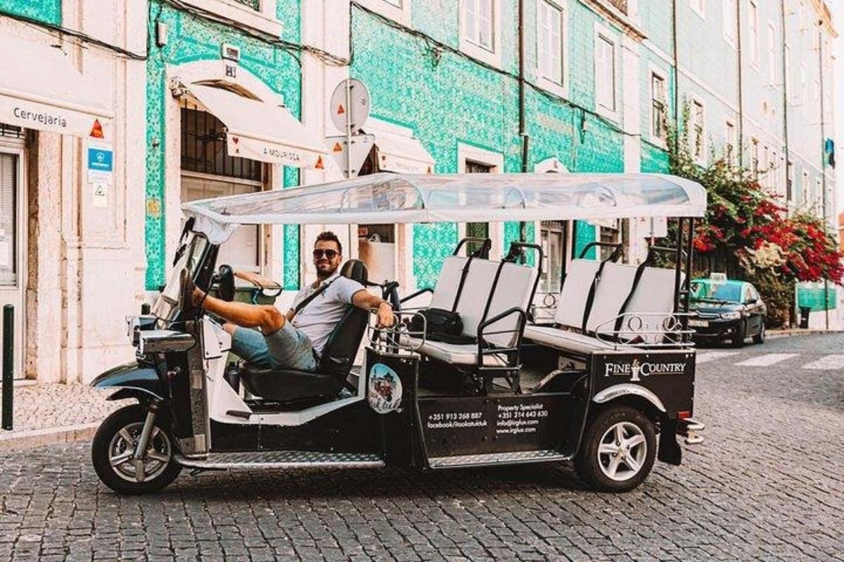 muž sedící v golfovém vozíku na ulici