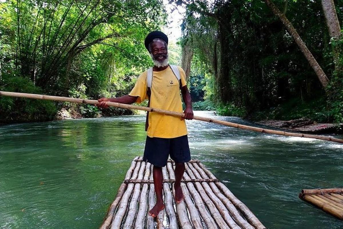 isang lalaking nakatayo sa balsa ng kawayan sa isang ilog