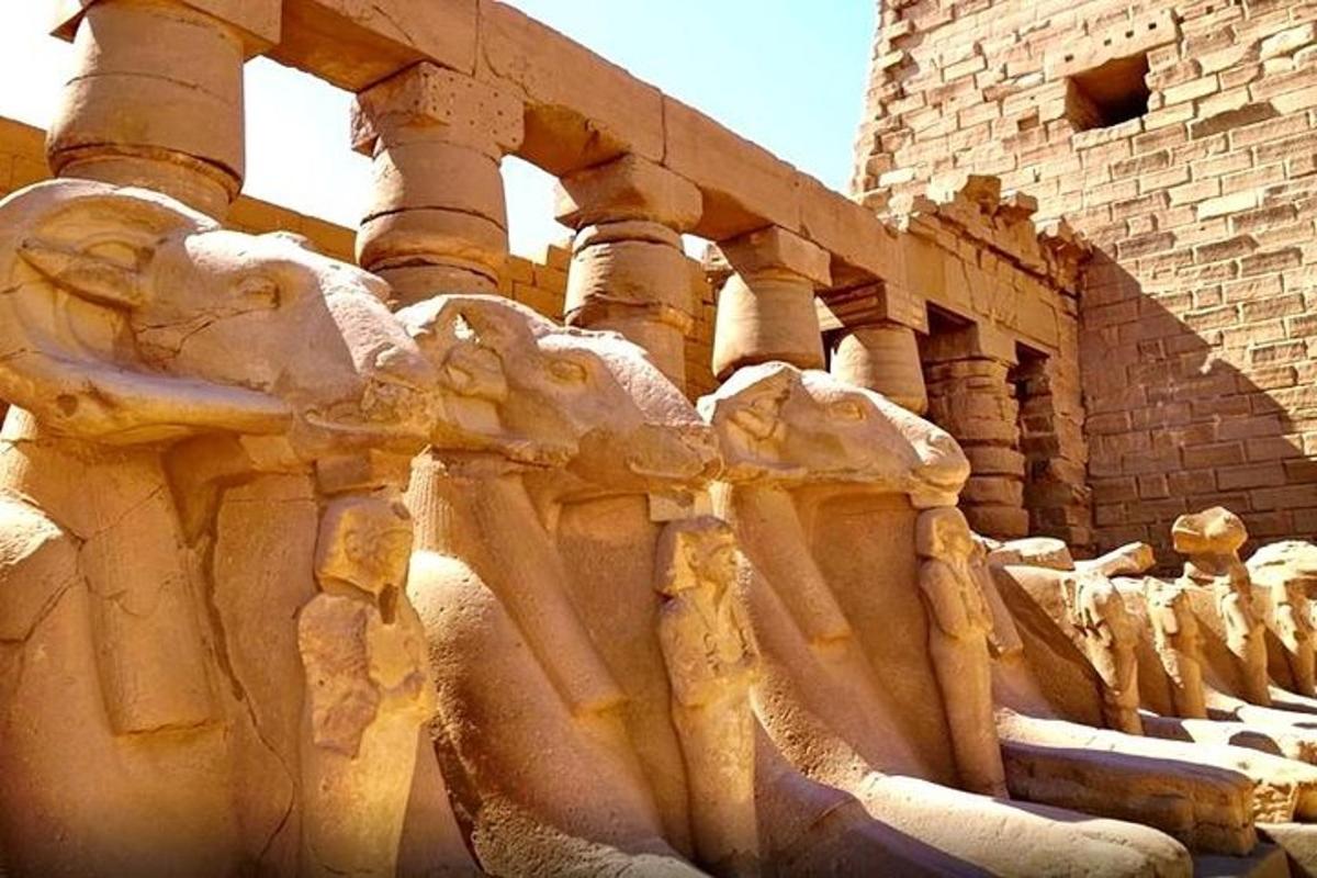 una colonna di pietra di un edificio con un muro di mattoni