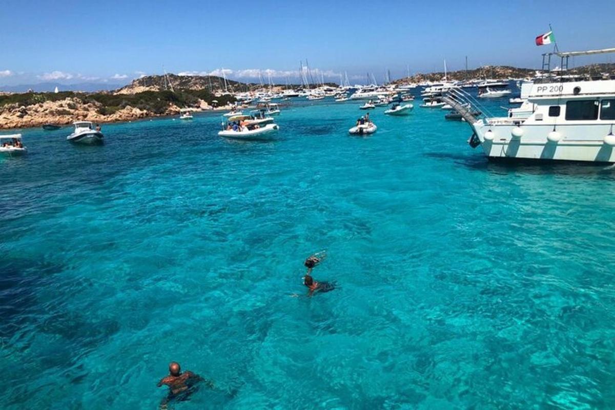 Δύο άνθρωποι στο νερό σε ένα λιμάνι με βάρκες