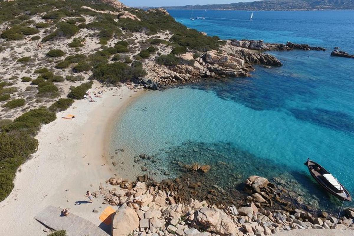 μια παραλία με μια βάρκα στο νερό