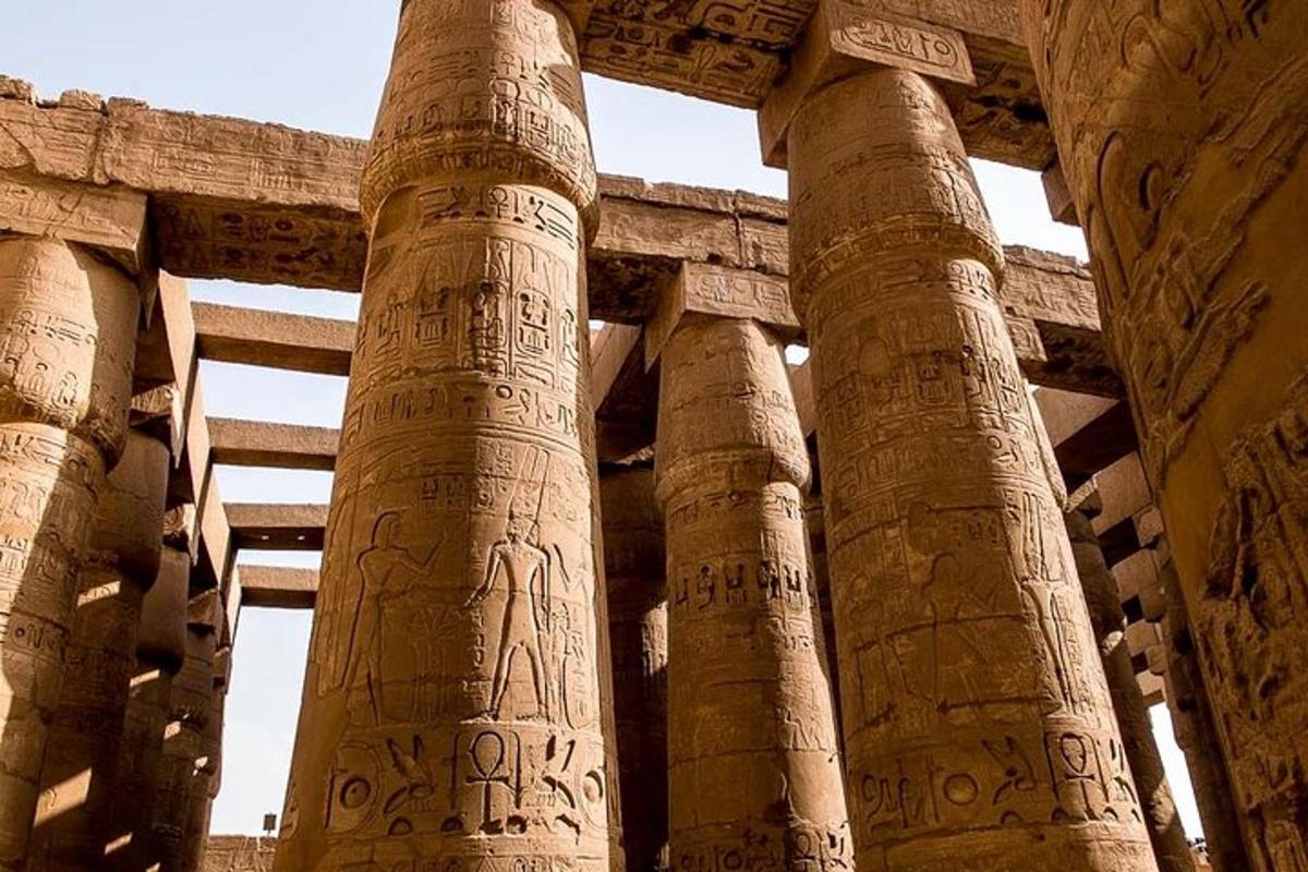 un gruppo di colonne con scritte sopra