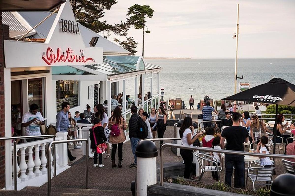 una folla di persone in piedi fuori da un ristorante