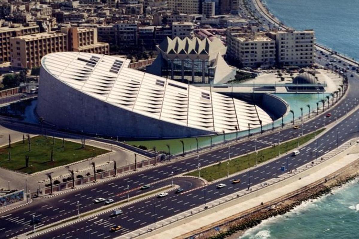 un grande edificio in una città con un'autostrada