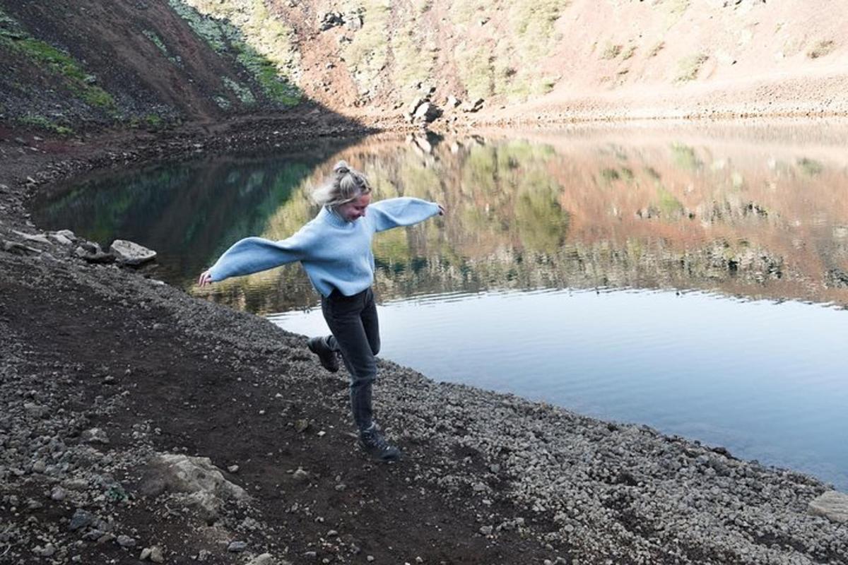 una donna che corre sulla riva di un lago