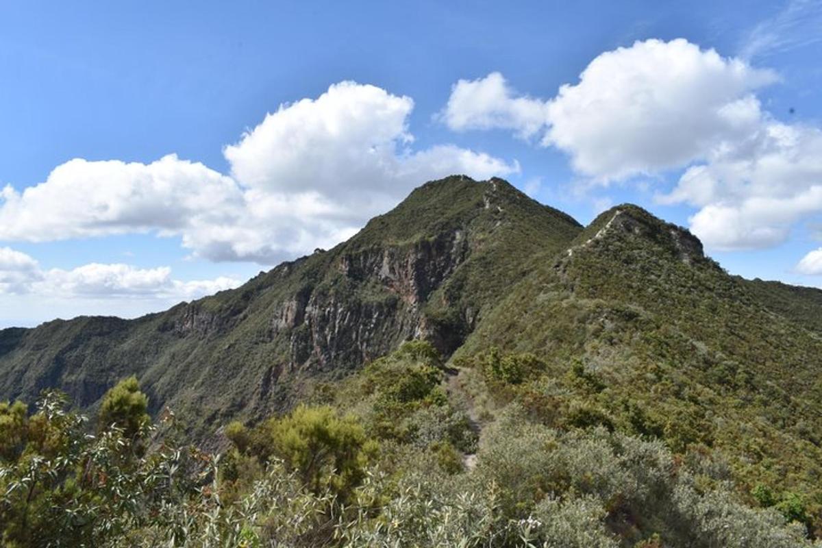 uma montanha ao longe com nuvens no céu