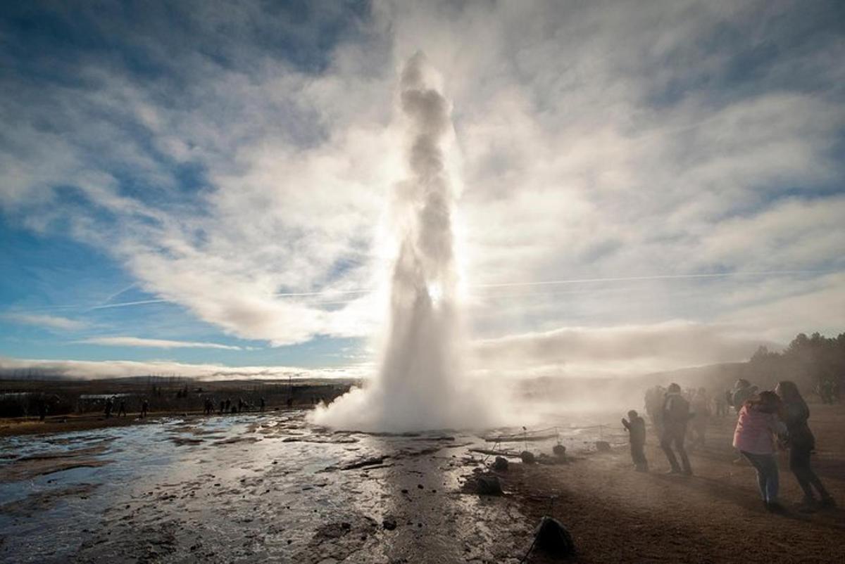 una geosfera di vapore che erutta da uno specchio d'acqua
