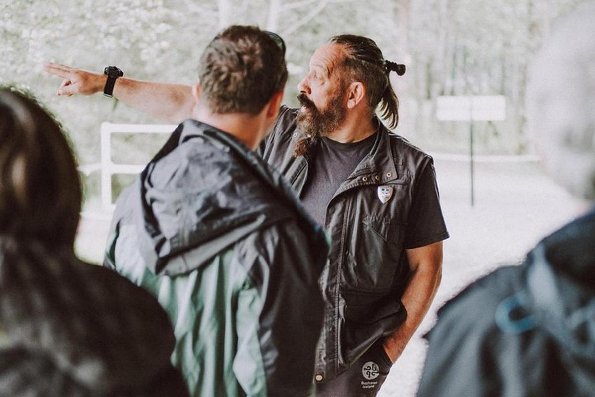 habemega mees räägib teise mehega