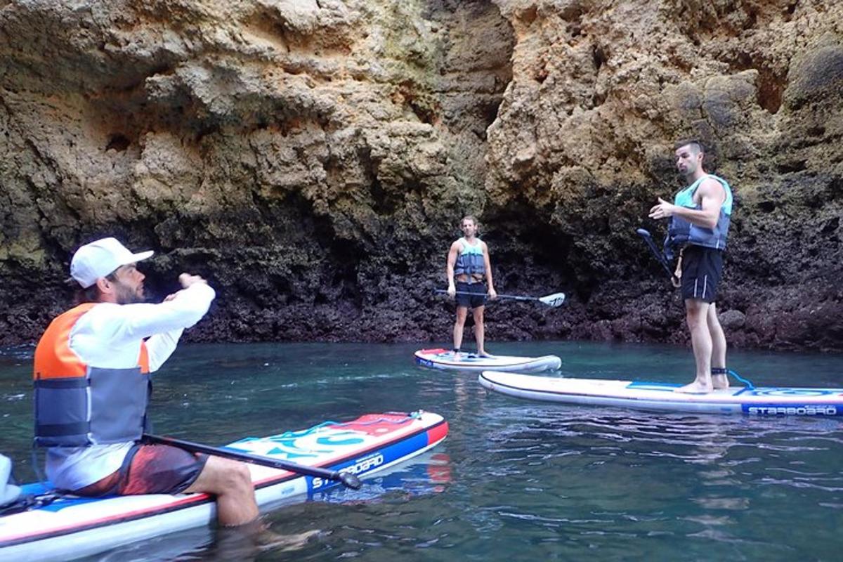 un gruppo di persone su tavole da paddle in acqua
