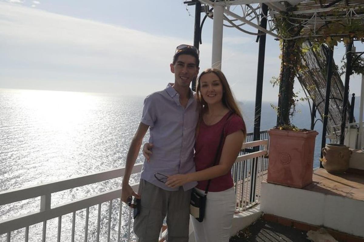 un home i una dona drets al costat de l'aigua