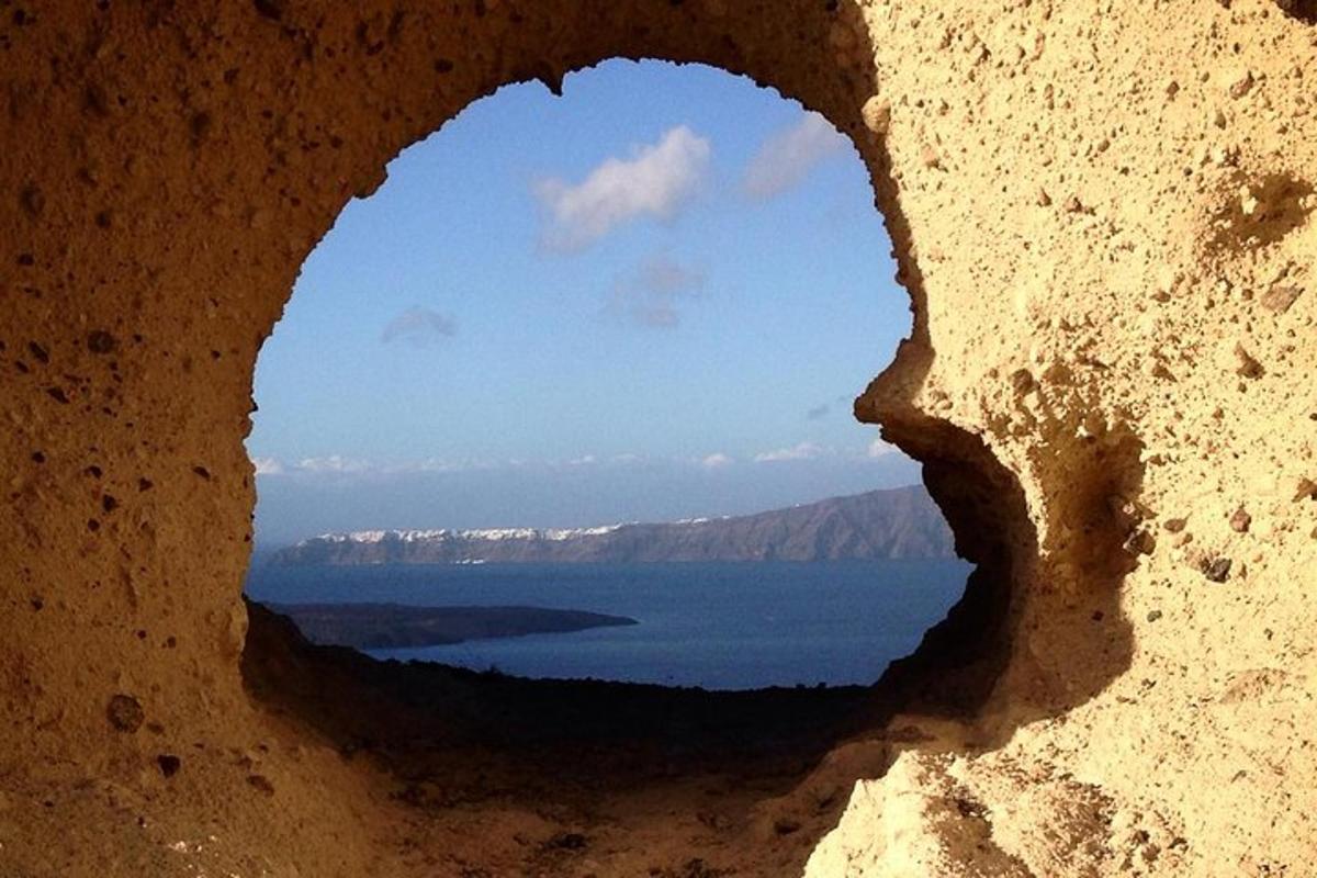 pogled na ocean skozi luknjo v zemlji