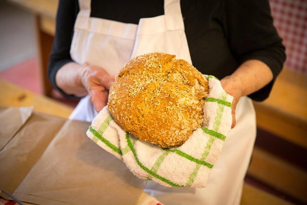 maður heldur á kleinuhring í svuntu