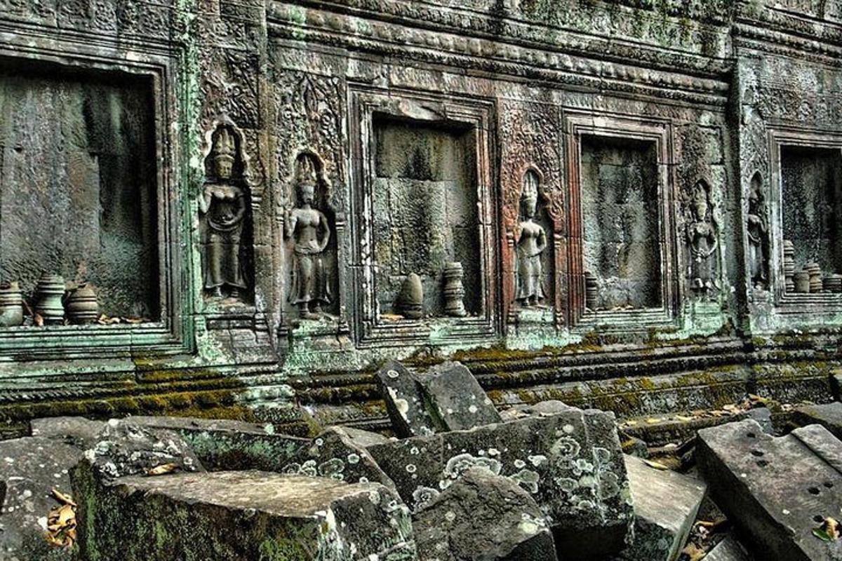 Un antiguo edificio de piedra con estatuas en la pared.