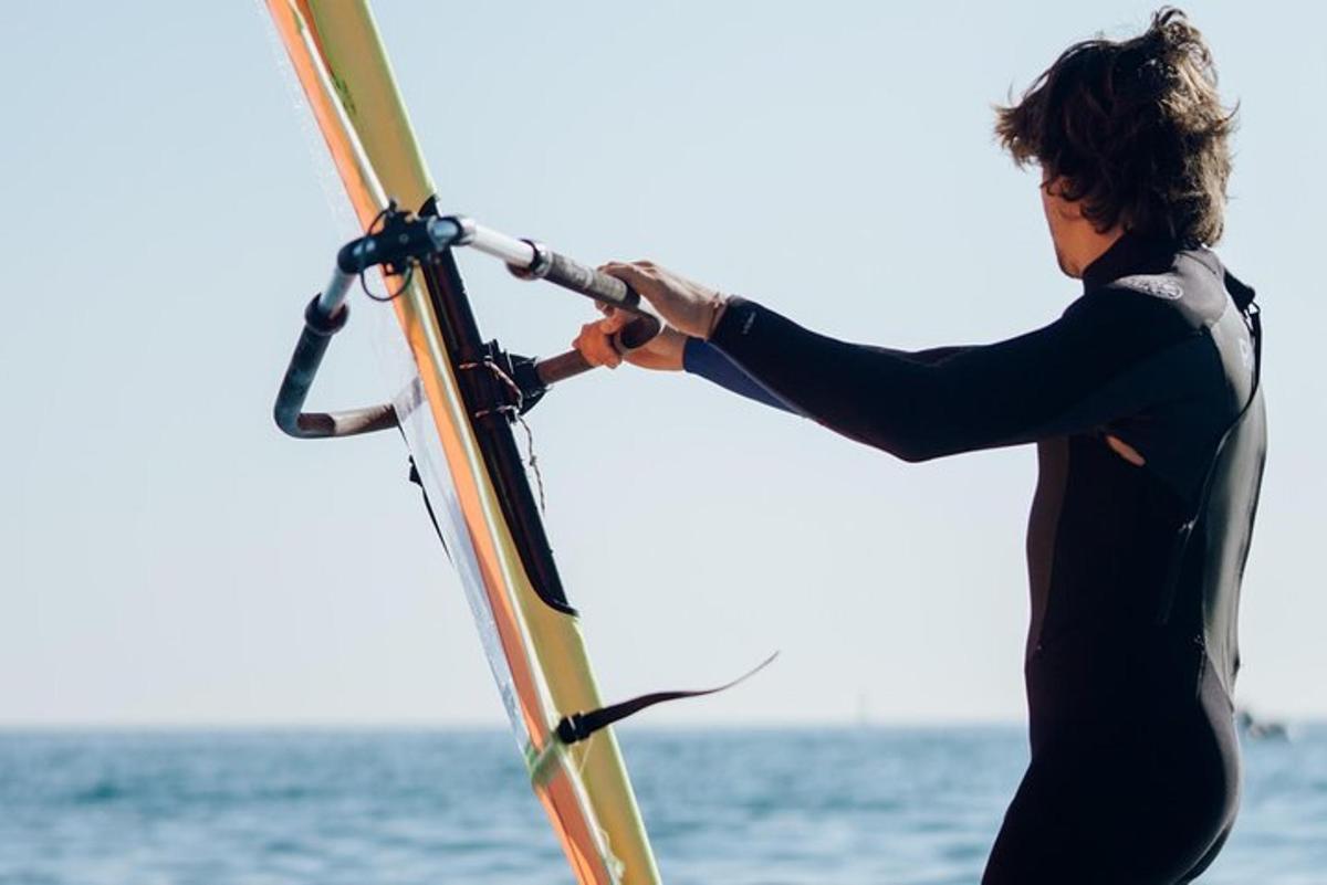 en mand i en våddragt, der holder et surfbræt