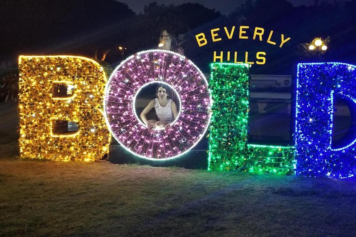 un cartello che dice "Beleigh Halls con luci di Natale"