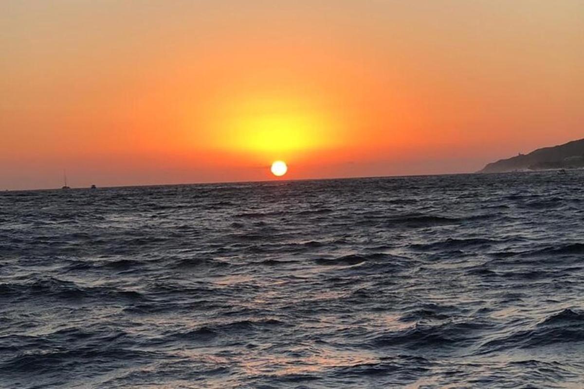 en solnedgång över havet med solnedgången