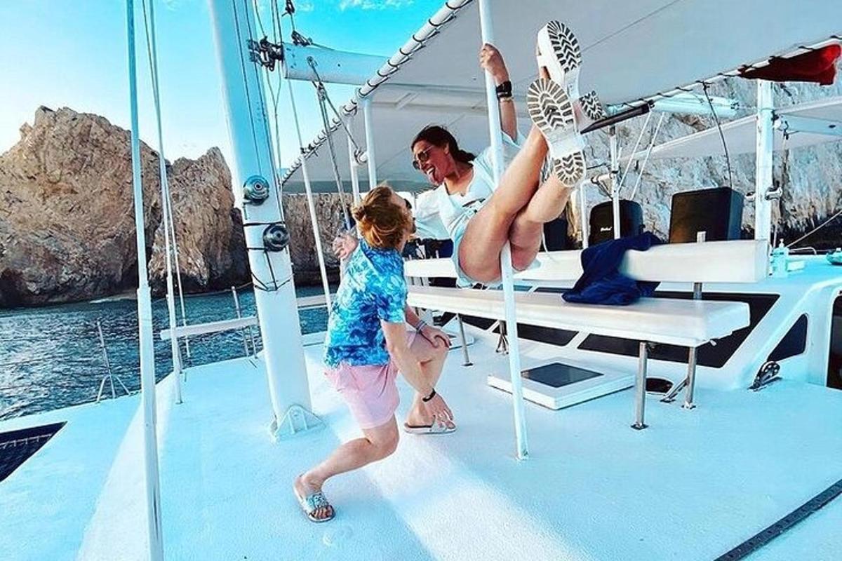 ένα μικρό κορίτσι που κάνει flip σε μια βάρκα