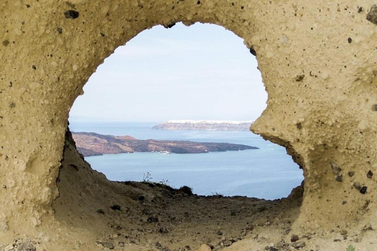 μια θέα στον ωκεανό μέσα από μια τρύπα στο έδαφος