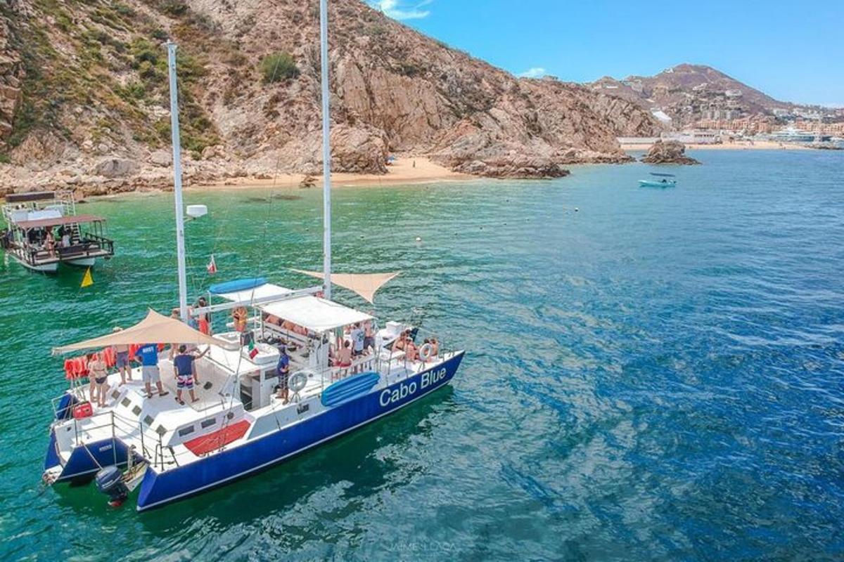 μια ομάδα ανθρώπων σε μια βάρκα στο νερό
