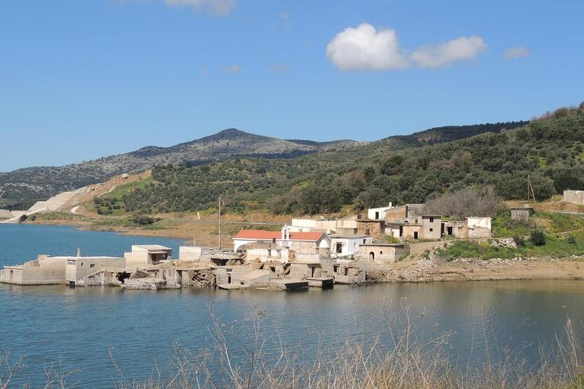 a group of houses on the shore of a body of water