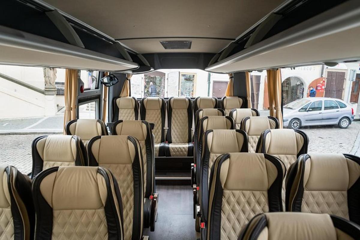 egy üres busz üres ülésekkel az utcán