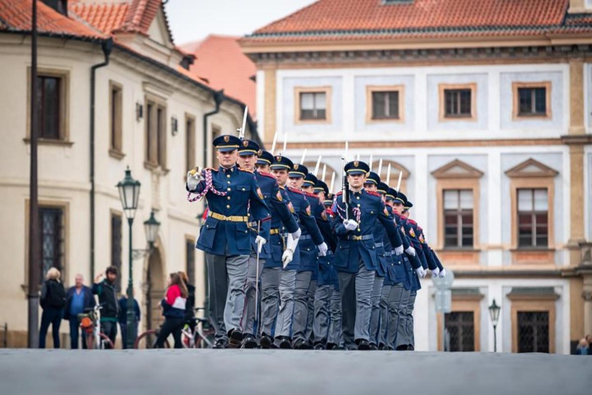 un grup de bărbați în uniforme albastre care pozează pentru o fotografie