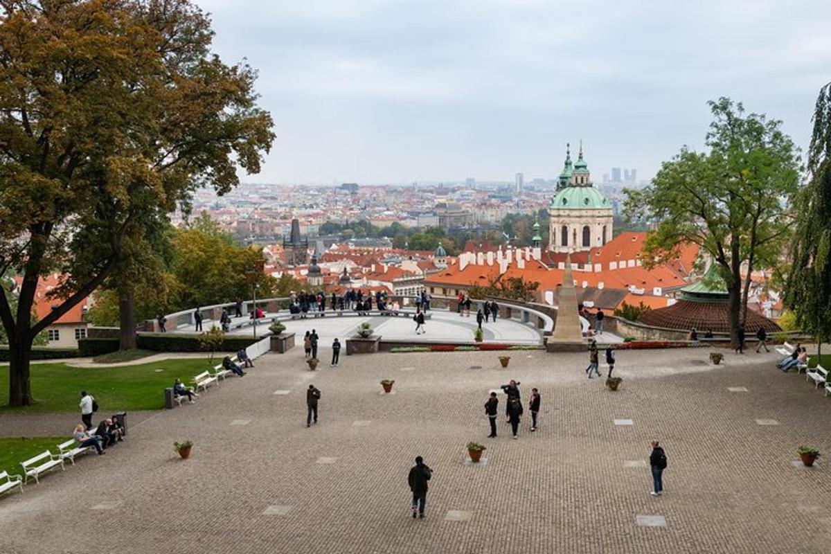 egy csoport ember sétál egy udvaron egy városban