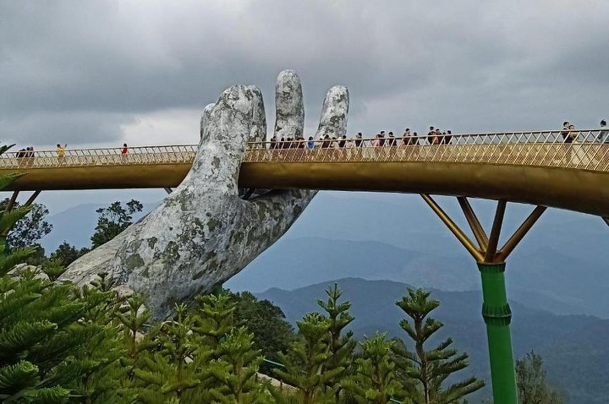 un pont amb una mà gran que s'estén per sobre d'un pont