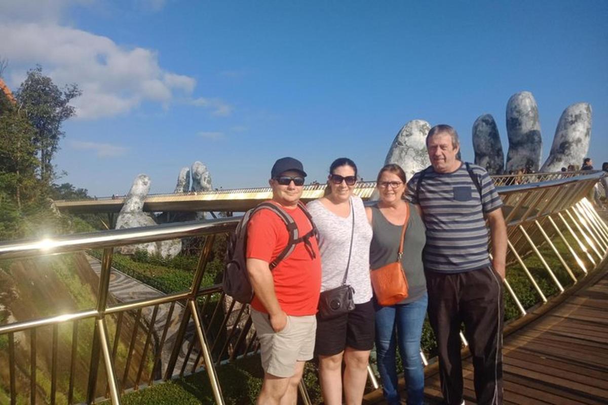 un grup de persones posant per a una foto davant d'aversions