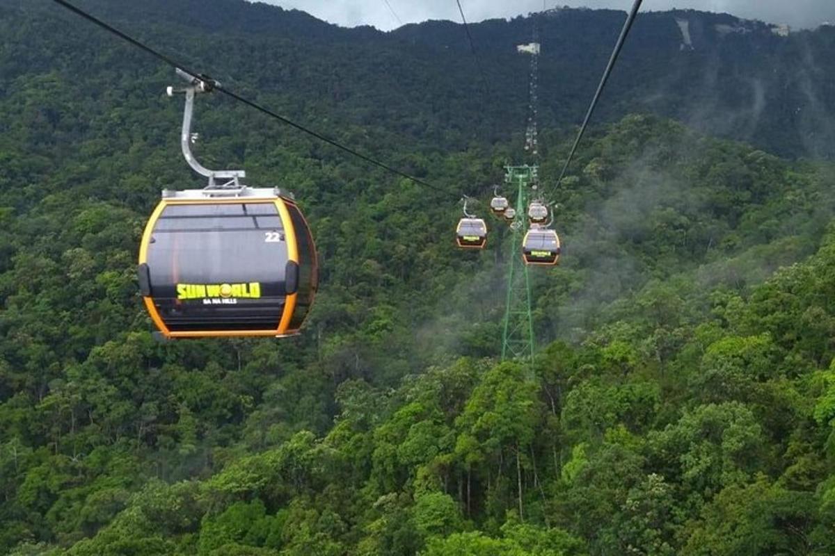 tres gòndoles volant sobre un bosc verd i exuberant
