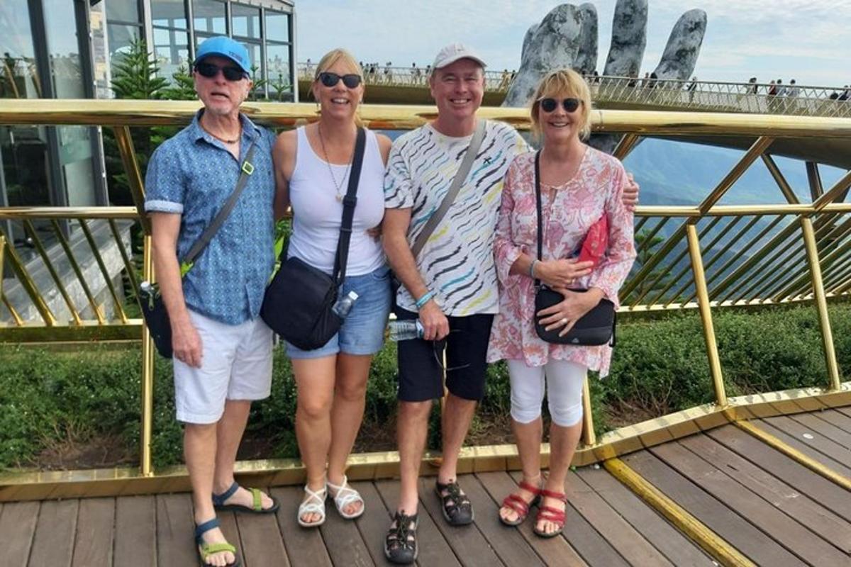 un grup de persones posant per a una foto en un pont
