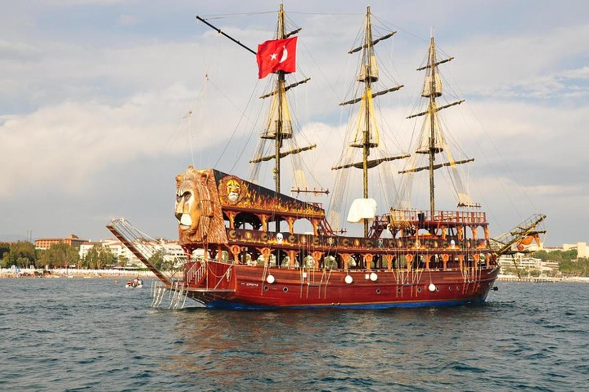ένα πειρατικό πλοίο στο νερό με μια σημαία πάνω του