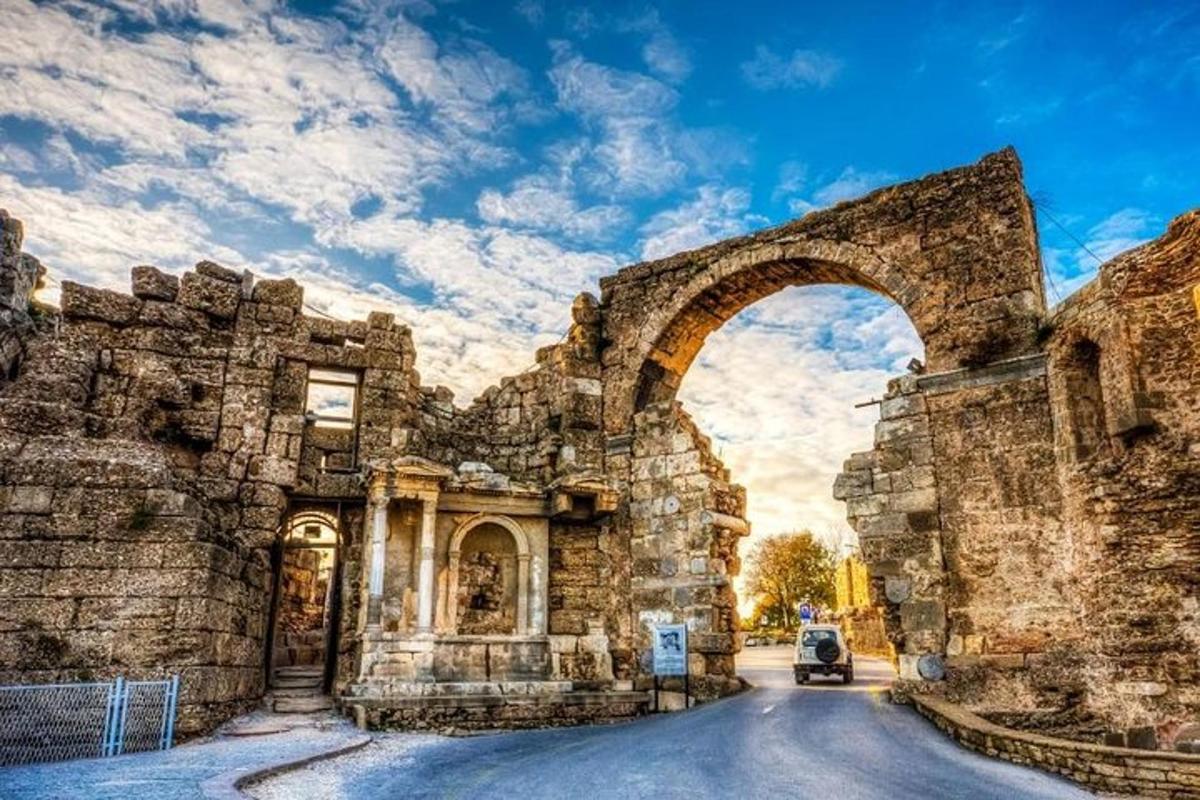 είσοδος σε πέτρινο κτίριο με αψίδα