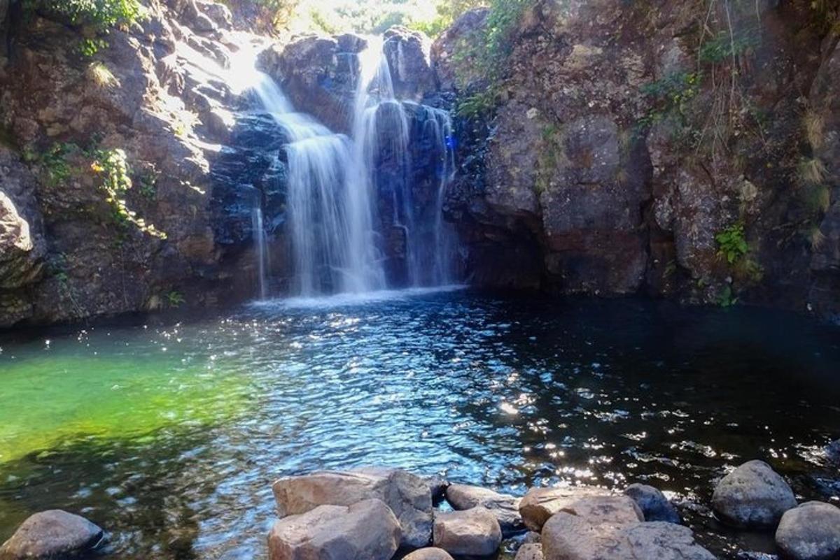 ein Wasserfall vor einem Wasserbecken