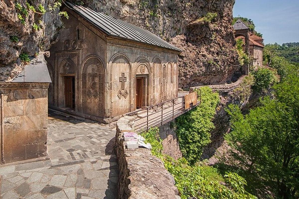 un edificio antiguo en la ladera de una montaña