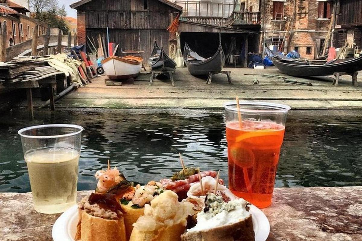 un piatto di cibo e bevande su un tavolo accanto a uno specchio d'acqua