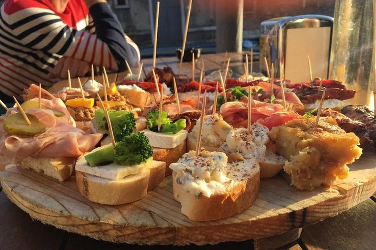 un piatto di cibo su un tavolo di legno