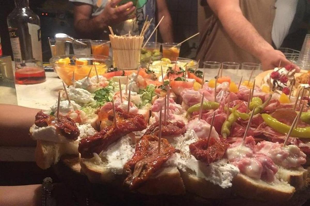 una grande pizza con carne e verdure su un tavolo