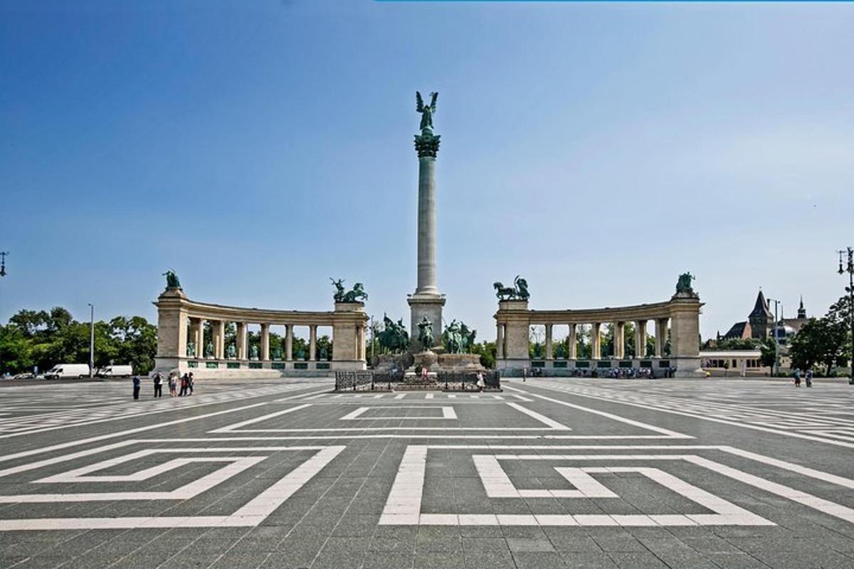 suur plats, mille taustal on monument