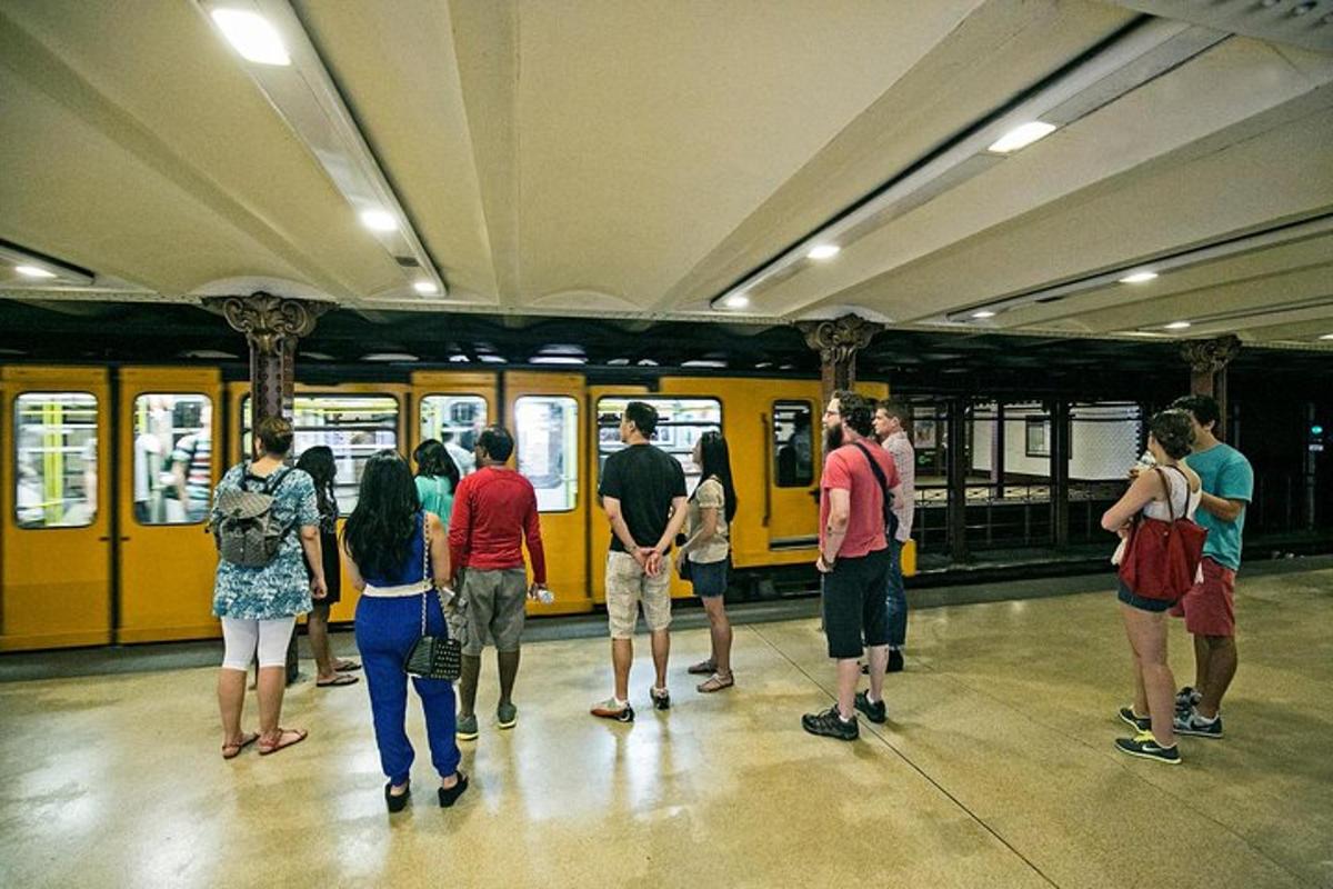 grupp inimesi seisab kollase metroorongi ees
