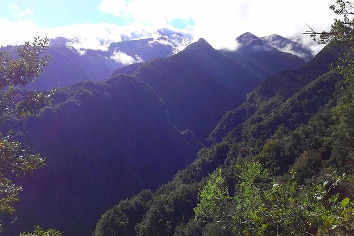 una vista di una catena montuosa con montagne innevate