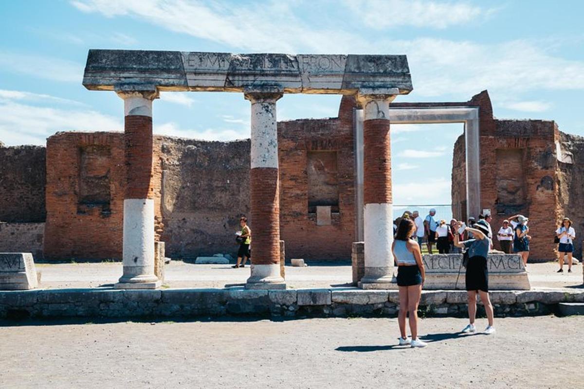 um grupo de pessoas em pé em frente a um templo