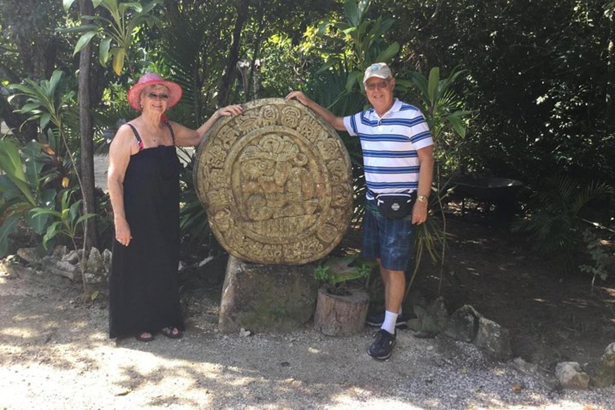 muž a žena stojící vedle velkého artefaktu