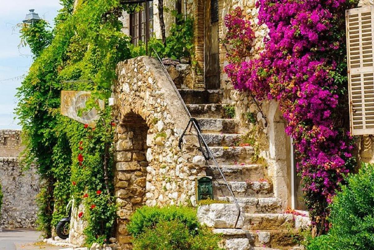 Un edificio de piedra con escaleras y flores.