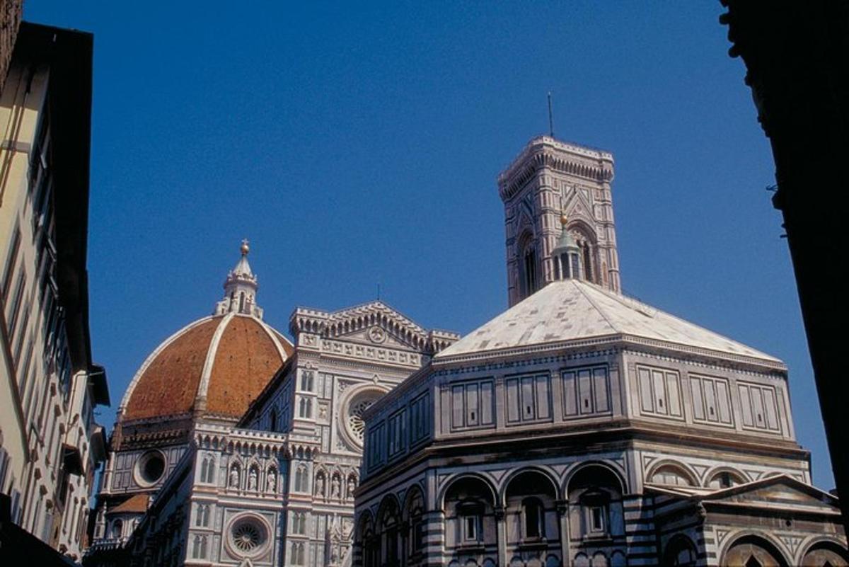 un edificio con una torre dell'orologio in cima