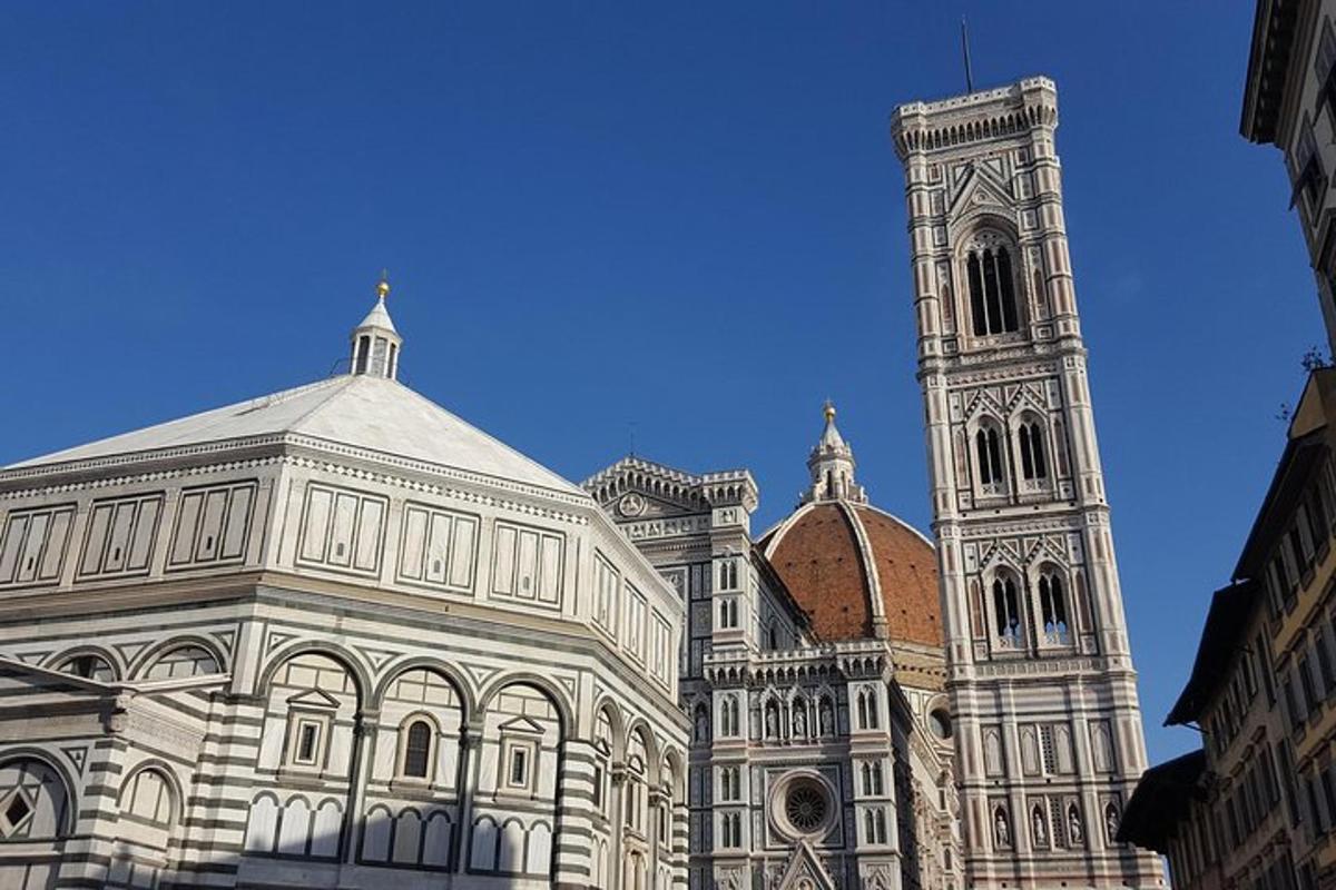 un grande edificio con una torre dell'orologio in cima