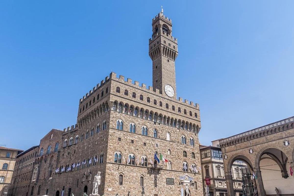 un edificio con una torre dell'orologio in cima