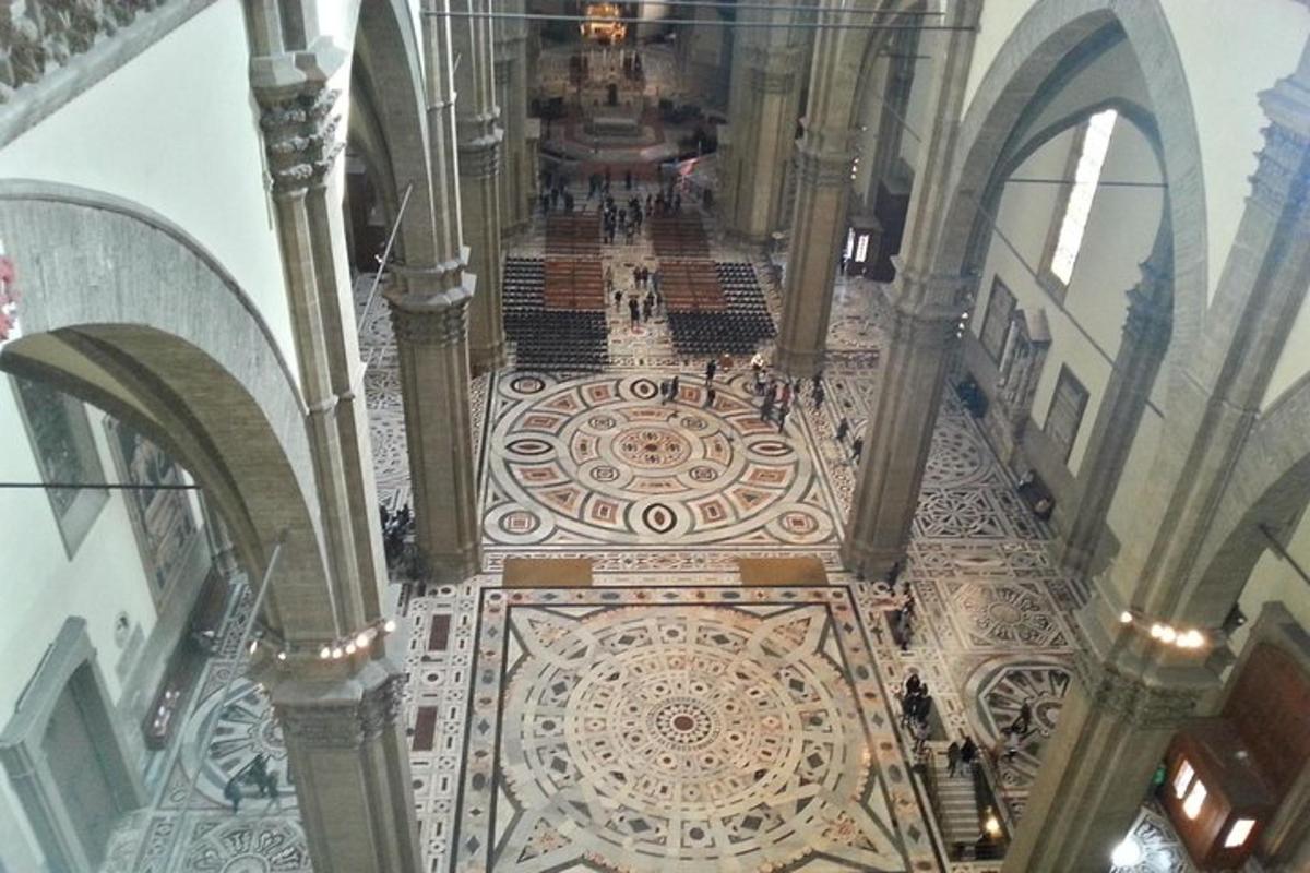 una vista dall'alto di un edificio con un ampio pavimento