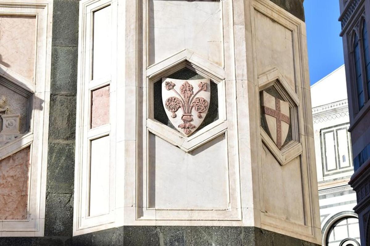 una finestra con una maschera sul lato di un edificio