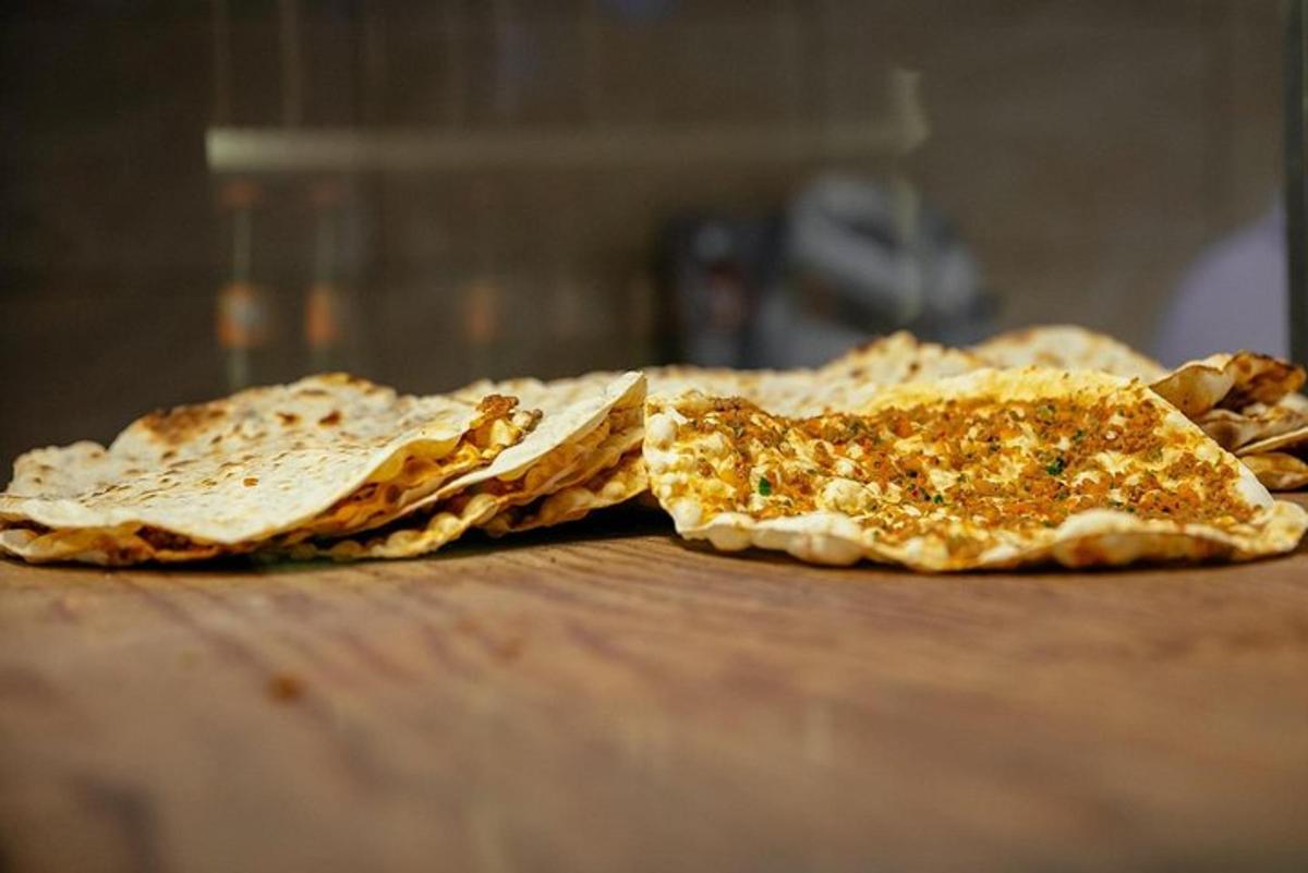 dues porcions de pizza sobre una taula